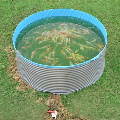 Über Grundplanen-Fisch-Teich mit dem galvanisierten Blatt im Freien